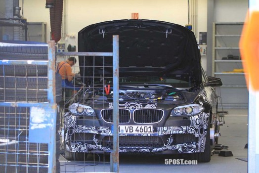 BMW M5 F10 2012 года приоткрыл капот и прокатился перед объективами фотокамер