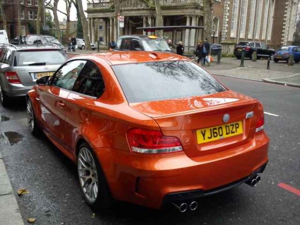 BMW 1er M Coupe Valencia Orange согревает холодным Лондонским утром