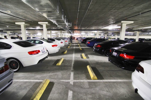 Южно-Калифорнийская подземная парковка: много классных BMW