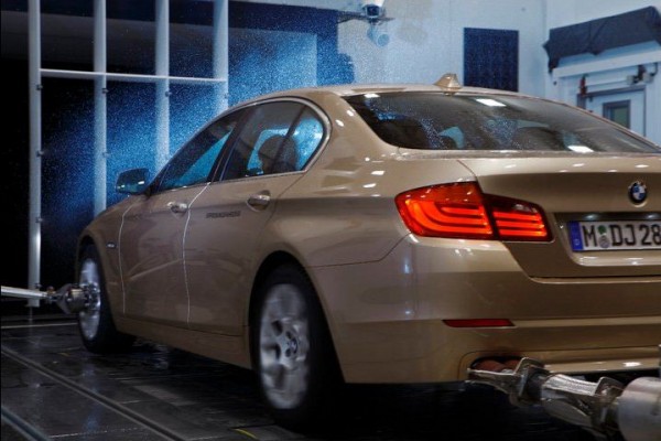 Автомобили и мотоциклы BMW на испытательных стендах