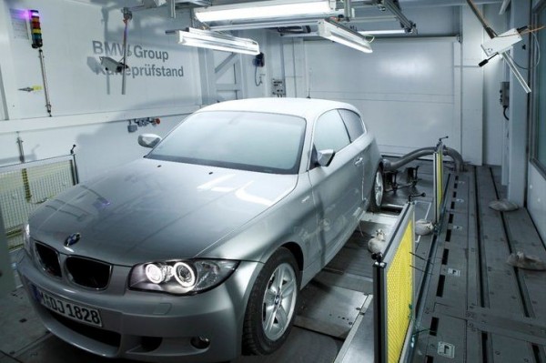 Автомобили и мотоциклы BMW на испытательных стендах